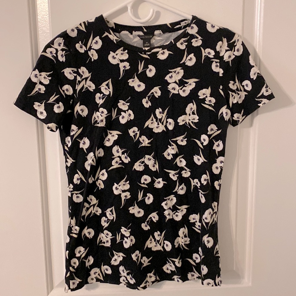 Ann Taylor B&W Floral Shirt size xs